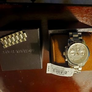 Authentic Michael Kors watch, silver. Used great condition. NEEDS BATTERY.